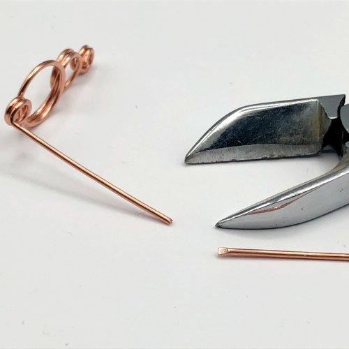 Erika Pal's Loop in Loop Earrings - , Contemporary Wire Jewelry, Loops, Wire Loop, Wrapped Wire Loop, Cut off the extra wire end