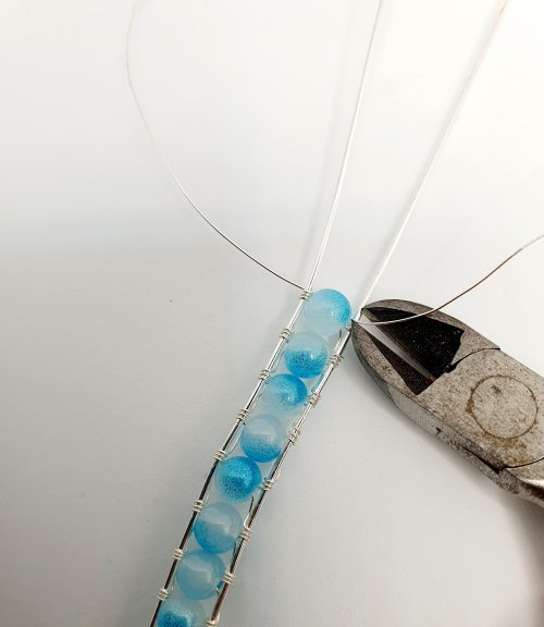 Natalie Patten's Interlocking Coil Bangle - , Contemporary Wire Jewelry, Coiling, Coiling Wire, Wire Coiling, Once you have added all of your beads