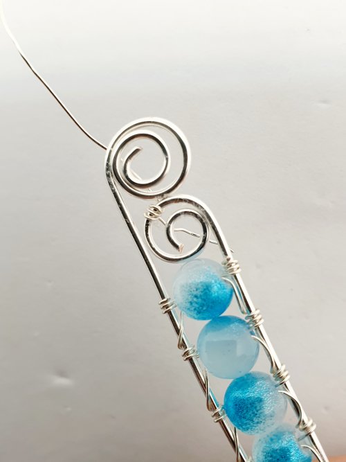 Natalie Patten's Interlocking Coil Bangle - , Contemporary Wire Jewelry, Coiling, Coiling Wire, Wire Coiling, Using a small length of 0.4mm/26 gauge weaving wire