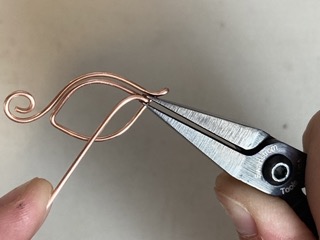 Elizabeth Schultz's Woven Leaf Earrings - , Wire Weaving, Weaving, Wire Weaving, Weaving Wire, Gently curve the wire towards the top swirl.