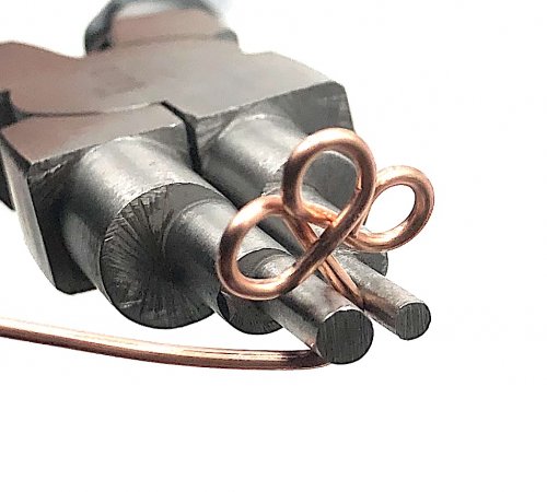 Kristal Wick's The Next Chapter Bracelet - , Contemporary Wire Jewelry, Wire Wrapping, Wrapping, Wire Wrapping Jewelry, make a fourth loop to complete the clover shape