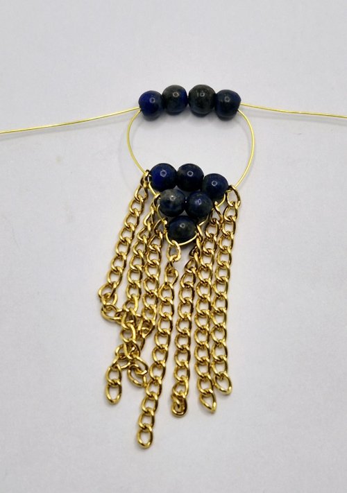 Natalie Patten's Chain Tassel Earrings - , Contemporary Wire Jewelry, Wire Wrapping, Wrapping, Wire Wrapping Jewelry, Weaving, Wire Weaving, Weaving Wire, Beads, Add four beads onto one side of the wire