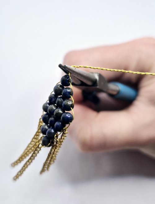 Natalie Patten's Chain Tassel Earrings - , Contemporary Wire Jewelry, Wire Wrapping, Wrapping, Wire Wrapping Jewelry, Weaving, Wire Weaving, Weaving Wire, Beads, Use round nose pliers to start forming 