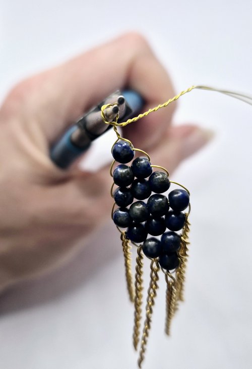 Natalie Patten's Chain Tassel Earrings - , Contemporary Wire Jewelry, Wire Wrapping, Wrapping, Wire Wrapping Jewelry, Weaving, Wire Weaving, Weaving Wire, Beads, Reposition the pliers 