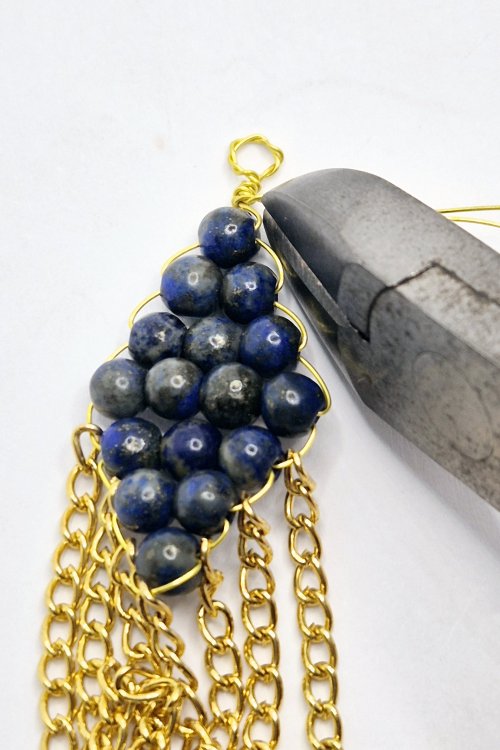 Natalie Patten's Chain Tassel Earrings - , Contemporary Wire Jewelry, Wire Wrapping, Wrapping, Wire Wrapping Jewelry, Weaving, Wire Weaving, Weaving Wire, Beads, Cut off any excess wire 