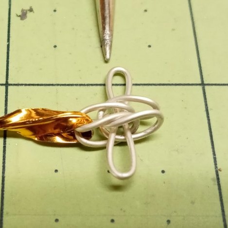 Judy Larson's Double Foxtail Chain - , Wire Jewelry Design, Making Chain, Chain Making , Loops, Wire Loop, Wrapped Wire Loop,  insert the new link