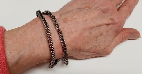 Judy Larson's Double Foxtail Chain - , Wire Jewelry Design, Making Chain, Chain Making , Loops, Wire Loop, Wrapped Wire Loop, idea of chain size on my wrist