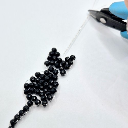 Natalie Patten's The Purrfect Feline Pendant - , Contemporary Wire Jewelry, Loops, Wire Loop, Wrapped Wire Loop, Weaving, Wire Weaving, Weaving Wire, Beads, Use wire cutters to trim off the ends