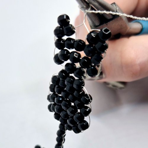 Natalie Patten's The Purrfect Feline Pendant - , Contemporary Wire Jewelry, Loops, Wire Loop, Wrapped Wire Loop, Weaving, Wire Weaving, Weaving Wire, Beads, Bring the twisted wire over the jaw