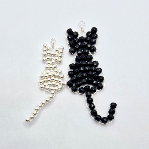 Natalie Patten's The Purrfect Feline Pendant - , Contemporary Wire Jewelry, Loops, Wire Loop, Wrapped Wire Loop, Weaving, Wire Weaving, Weaving Wire, Beads, Your Cat pendant is now complete