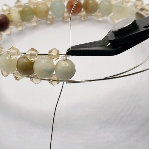 Natalie Patten's Right Angle Weave Memory Bangle - , Contemporary Wire Jewelry, Lashing, Wire Lashing, Beads, Memory wire, Cut off any excess wire