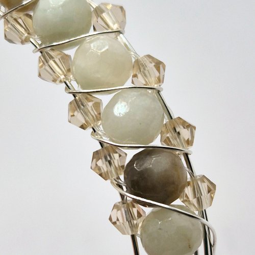 Natalie Patten's Right Angle Weave Memory Bangle - , Contemporary Wire Jewelry, Lashing, Wire Lashing, Beads, Memory wire, Wrap the wire 