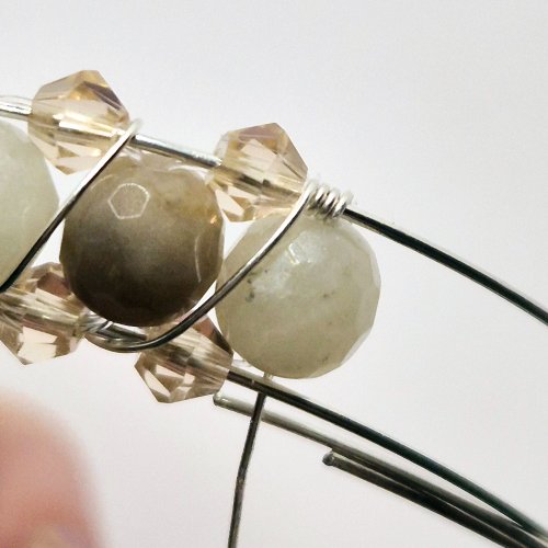 Natalie Patten's Right Angle Weave Memory Bangle - , Contemporary Wire Jewelry, Lashing, Wire Lashing, Beads, Memory wire, Pass the weaving wire back through