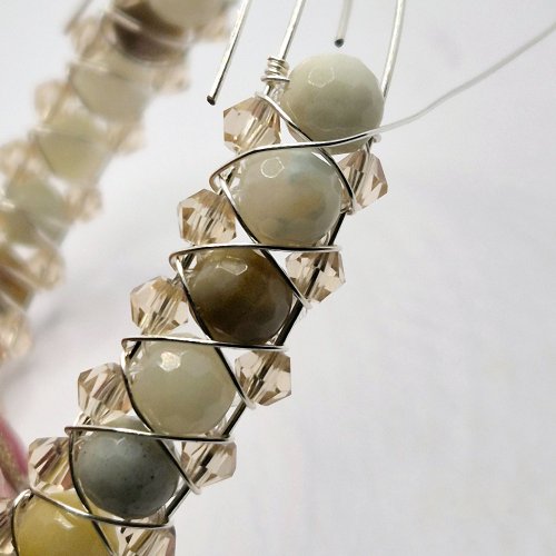 Natalie Patten's Right Angle Weave Memory Bangle - , Contemporary Wire Jewelry, Lashing, Wire Lashing, Beads, Memory wire, The wire should wrap all the way down