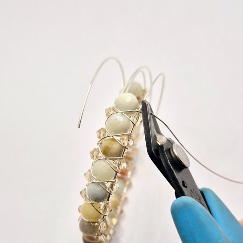 Natalie Patten's Right Angle Weave Memory Bangle - , Contemporary Wire Jewelry, Lashing, Wire Lashing, Beads, Memory wire, Cut off any excess wire 