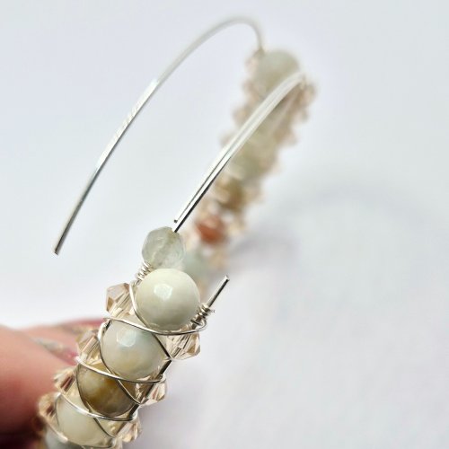 Natalie Patten's Right Angle Weave Memory Bangle - , Contemporary Wire Jewelry, Lashing, Wire Lashing, Beads, Memory wire, cut the remaining memory wire 
