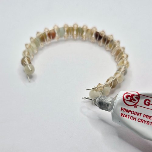 Natalie Patten's Right Angle Weave Memory Bangle - , Contemporary Wire Jewelry, Lashing, Wire Lashing, Beads, Memory wire, Use jewellery glue to coat the ends