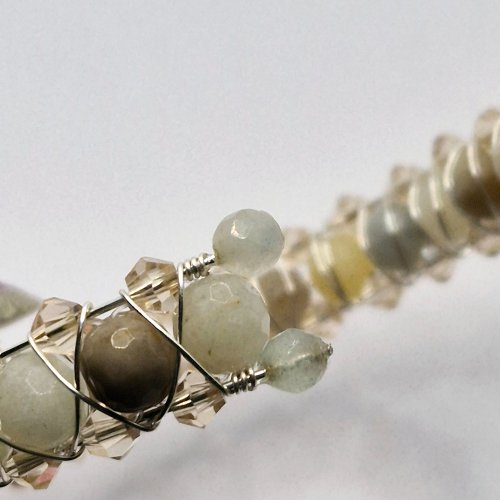 Natalie Patten's Right Angle Weave Memory Bangle - , Contemporary Wire Jewelry, Lashing, Wire Lashing, Beads, Memory wire, Position on the beads