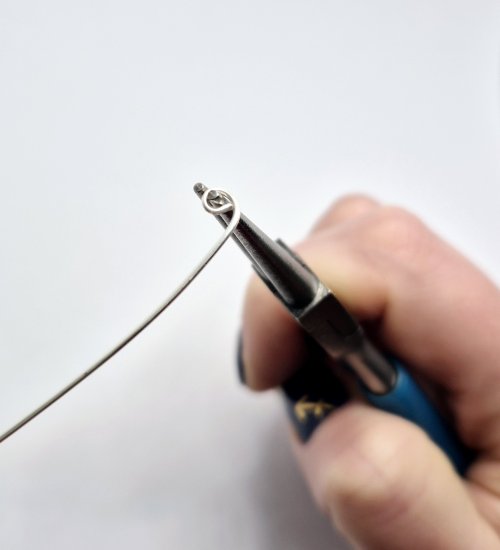 Natalie Patten's Wire Snowmen - , Holiday Designs, Coiling, Coiling Wire, Wire Coiling, Wire Wrapping, Wrapping, Wire Wrapping Jewelry, begin curling one end inward