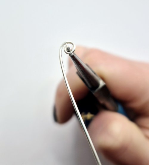 Natalie Patten's Wire Snowmen - , Holiday Designs, Coiling, Coiling Wire, Wire Coiling, Wire Wrapping, Wrapping, Wire Wrapping Jewelry, Reposition the round nose pliers