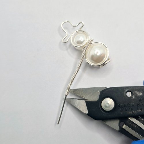 Natalie Patten's Wire Snowmen - , Holiday Designs, Coiling, Coiling Wire, Wire Coiling, Wire Wrapping, Wrapping, Wire Wrapping Jewelry, Trim off any excess 