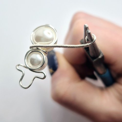 Natalie Patten's Wire Snowmen - , Holiday Designs, Coiling, Coiling Wire, Wire Coiling, Wire Wrapping, Wrapping, Wire Wrapping Jewelry, form a spiral with the coiled wire.