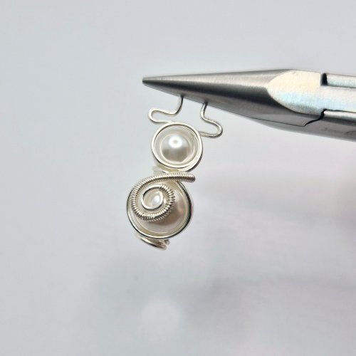 Natalie Patten's Wire Snowmen - , Holiday Designs, Coiling, Coiling Wire, Wire Coiling, Wire Wrapping, Wrapping, Wire Wrapping Jewelry, Use chain nose pliers to compress the wire