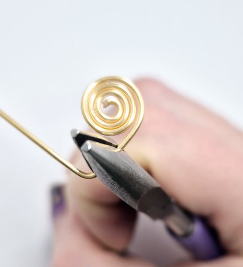 Natalie Patten's Filled Heart Earrings - , Contemporary Wire Jewelry, Spirals, Wire Spiral, Spiral Wire Wrap, Wire Wrapping, Wrapping, Wire Wrapping Jewelry, Design, Bend the wire into a V shape