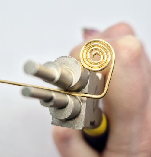 Natalie Patten's Filled Heart Earrings - , Contemporary Wire Jewelry, Spirals, Wire Spiral, Spiral Wire Wrap, Wire Wrapping, Wrapping, Wire Wrapping Jewelry, Design,  form a curve in the wire