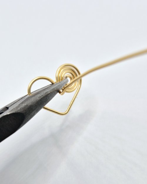 Natalie Patten's Filled Heart Earrings - , Contemporary Wire Jewelry, Spirals, Wire Spiral, Spiral Wire Wrap, Wire Wrapping, Wrapping, Wire Wrapping Jewelry, Design, Bend the wire backwards