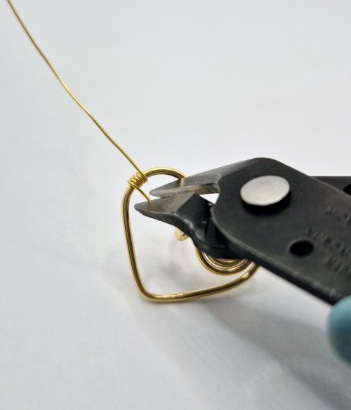 Natalie Patten's Filled Heart Earrings - , Contemporary Wire Jewelry, Spirals, Wire Spiral, Spiral Wire Wrap, Wire Wrapping, Wrapping, Wire Wrapping Jewelry, Design, Trim off the starting tail 