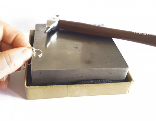 Kylie Jones's A neat way to use and store your bench block - , Store Wire Jewelry, Tools, you can hold links against the block