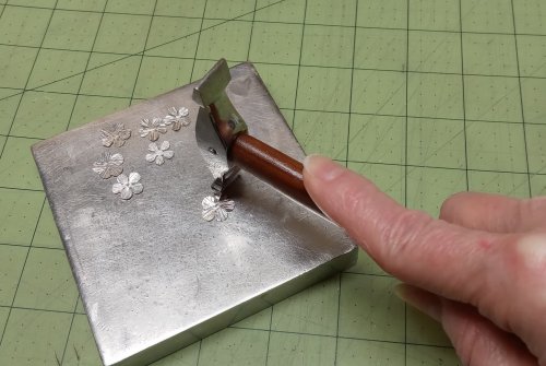 Judy Larson's Hammer Basics - , Tools For Wire Jewelry, Tools, Placing the thumb beside the handle instead creates a better grip 