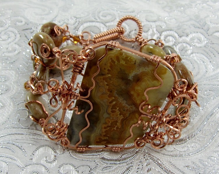 Frances Lediaev wire wrapped this agate cabochon bracelet for a Wire-Sculpture.com contest.